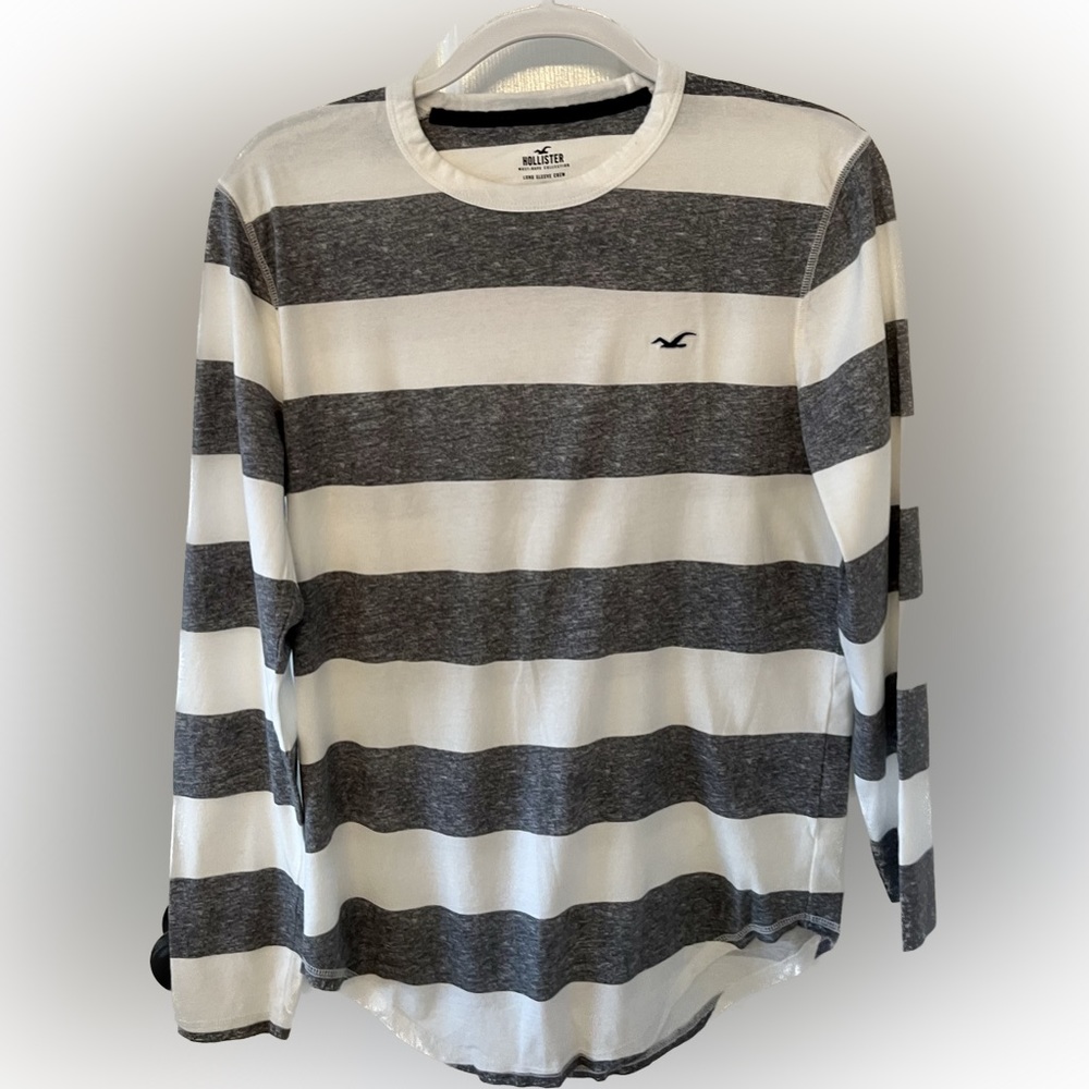 Hollister Long Sleeve Tee. Size Men’s S. Color White and Grey.
